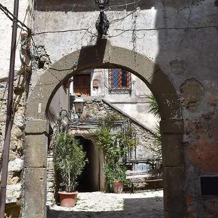 Il Cortile Del Castello