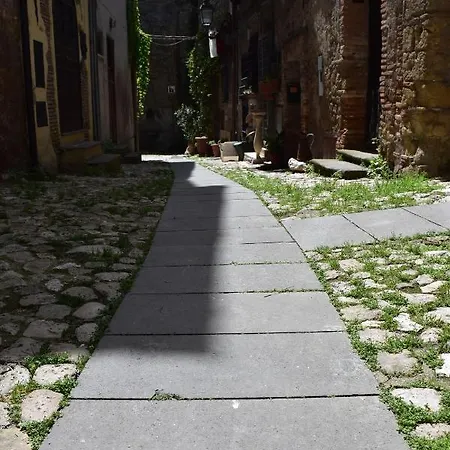 Il Cortile Del Castello