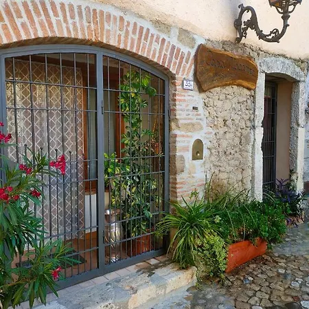 Il Cortile Del Castello Гостевой дом 3*