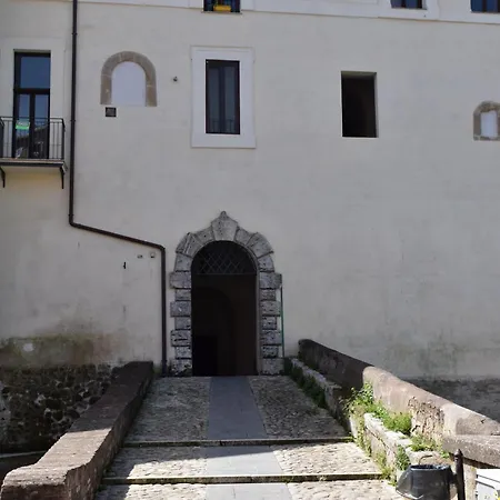 Il Cortile Del Castello *
