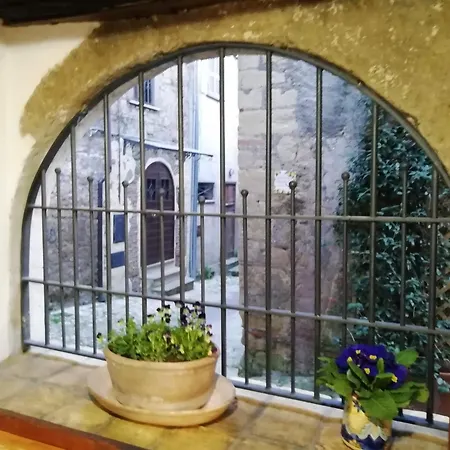 Il Cortile Del Castello *